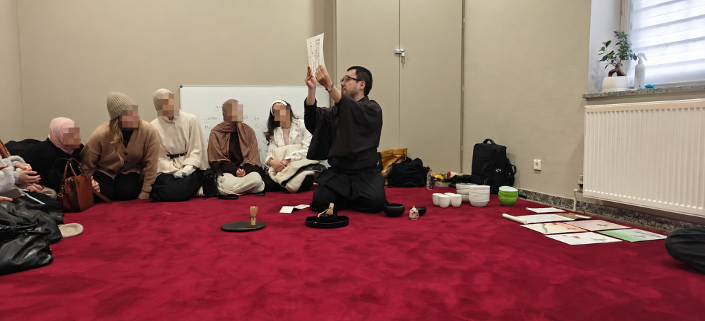 Japanische Teezeremonie mit Dr. Naoki Yamamoto im NOORIS.STUDIO, Gesichter verpixelt